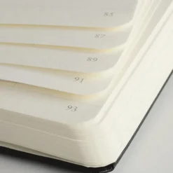Anteckningsbok A4+ Leuchtturm1917 slim olinjerad Black